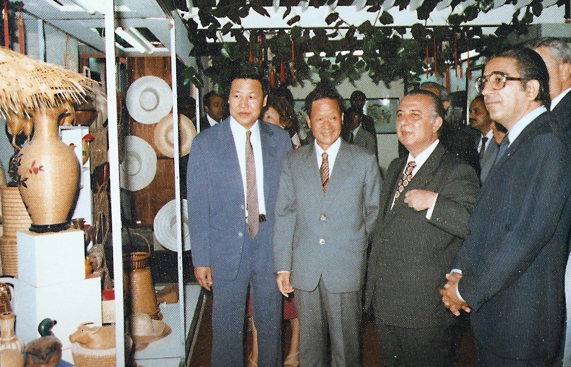 web2、1982年副總經(jīng)理王維祥同志在塞浦路斯國際博覽會擔(dān)任中國館館長時向總統(tǒng)斯皮基普里亞努介紹我司商品.jpg