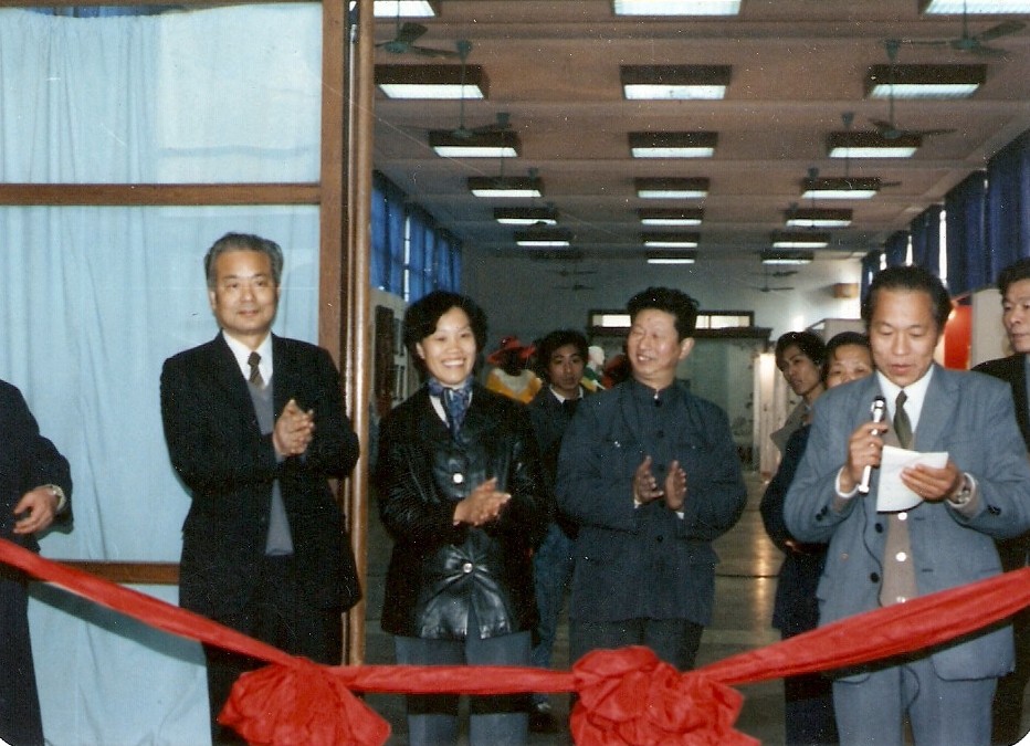 web5、 1987年2月工藝美術(shù)學(xué)校第一屆畢業(yè)典禮。省二輕總經(jīng)理葉榮寶、浙江美院院長肖峰與我司總經(jīng)理汪潔參加剪彩典禮.jpg