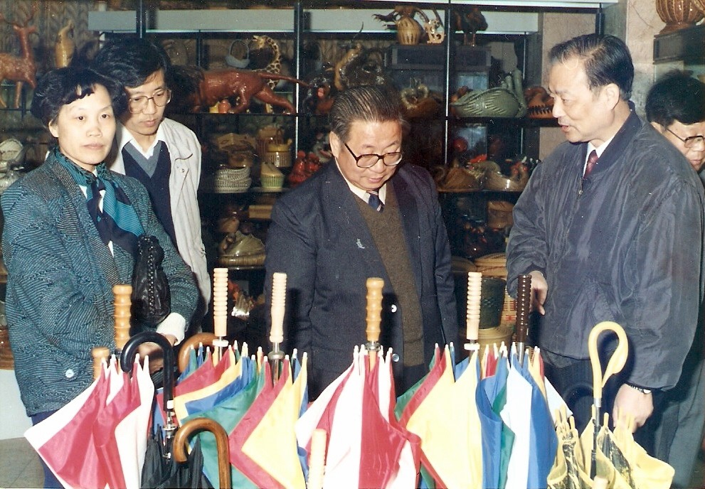 web8、1991年輕工部副部長于珍同志來我司祝賀，在省二輕工業(yè)總公司總經(jīng)理葉榮寶陪同下參觀我司樣品陳列室，鼓勵我們繼續(xù)發(fā)揚(yáng)工貿(mào)結(jié)合的優(yōu)勢.jpg