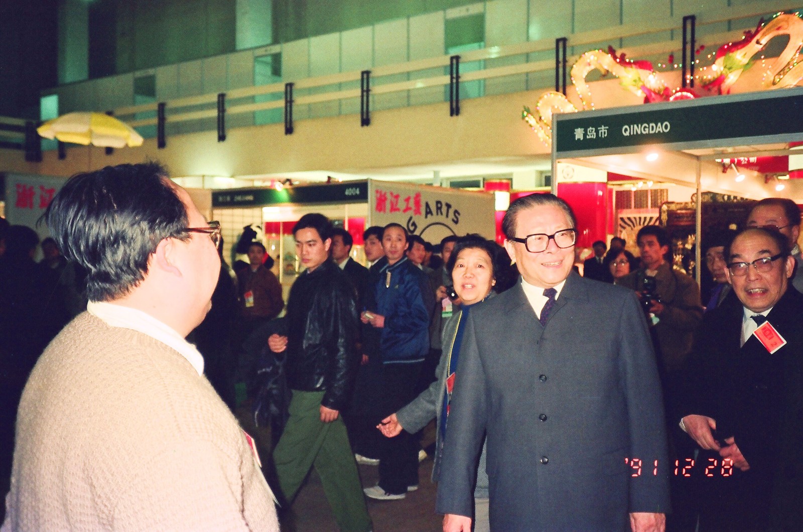 web9、1991年12月中國國際展覽中心舉行全國外貿(mào)出口商品生產(chǎn)地成果展覽會，中共中央總書記江澤民同志參觀我司展臺.jpg